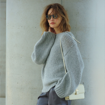 【この秋、本命はリュクスなグレー】ジョグパンツを大人顔に見せる秘訣はとろみ&光沢感！