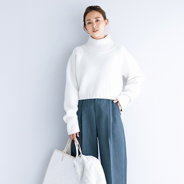 着映え力抜群「グレーの腰高タックパンツ」は短め丈ニットとのバランスも絶妙