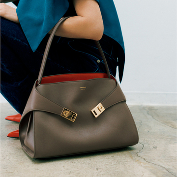 【50代が持つべき新作バッグ】フェラガモの「ハグ」新色は内側の鮮やかなカラーにも心躍る！