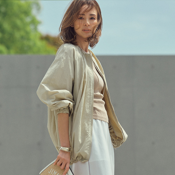 【大人に必要な極上ゆるパンツ】サイドのシルバーラインで女性らしさの中にスポーティな雰囲気をプラス