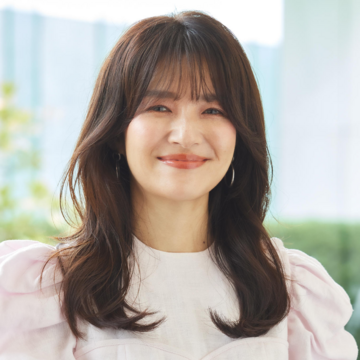 顔まわりの技あり仕込みで、軽やかにセミロングヘアを楽しむ【50代髪型・ヘアスタイル】