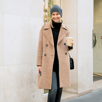 ヨーロッパマダムの間では、アウターは濃い色から「ベージュ」にシフト！　五選