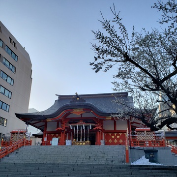 観劇後、雪が残っていた花園神社へ
