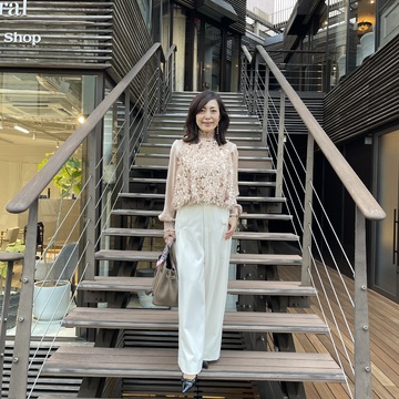 大人ピンクのキラキラジレとホワイトパンツでホリデーシーズンコーデ💗