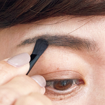 ＜アイメイク編＞目もとに奥行きをつくる「色」の錯覚メイクテク【イガリシノブの「錯覚メイク」】