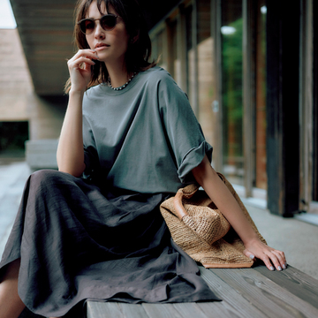 Tシャツ＆スカートのワンツーコーデもあいまいカラーで格上げ！【洗練アースカラーコーデ】