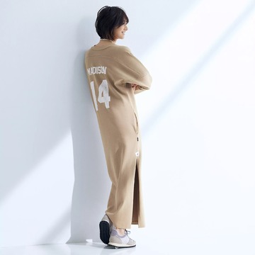 グレージュを別注！ 富岡佳子さんがまとう「MADISONBLUE×éclat」フットボールワンピース