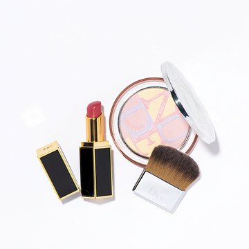 どんなコスメが入ってる？アラフィー世代の「ポーチ」の中身拝見【Jマダム通信】