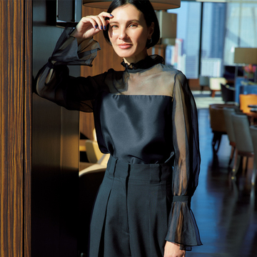 【印象派トップスとパンツでドレスアップ】シルクオーガンジーの上質なブラウスで特別感たっぷりに