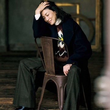 【セリーヌの秋冬ニットコーデ】定番のピーコートは「トラッド柄のニット」で抜け感を演出