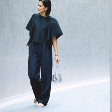 黒×ネイビーの粋な配色がダークカラーコーデをドラマティックに魅せる。気温32℃｜8/6(水)【50代の毎日コーデ】