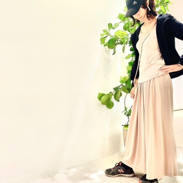 GUベージュパンツでスポーツミックスコーデ。