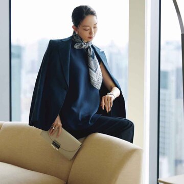 「エルメス」のメンズのスカーフで首もとに程よい存在感を！【ネクタイがわりの“働くスカーフ”】