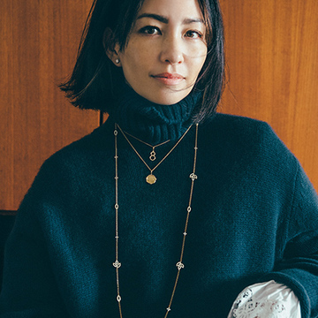 240個のダイヤをあしらった「ハリー・ウィンストン」のロングネックレスでニットに高揚感を！