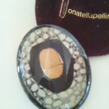 襟元にブローチを♪