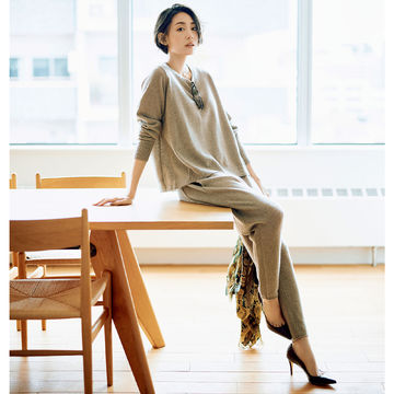 「C.T.plage」のプルオーバーとニットパンツで作る品格ベージュスタイル