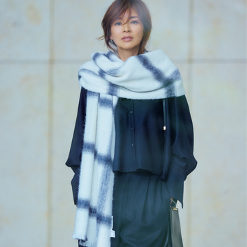 【“白”で見違える冬コーデ】凛とした優しさへの最短距離は白ストール