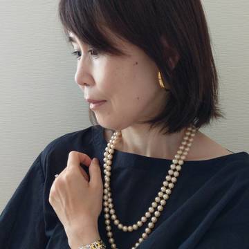クリスマス頃のお出かけに重宝するMIKIMOTOのロングパールネックレス