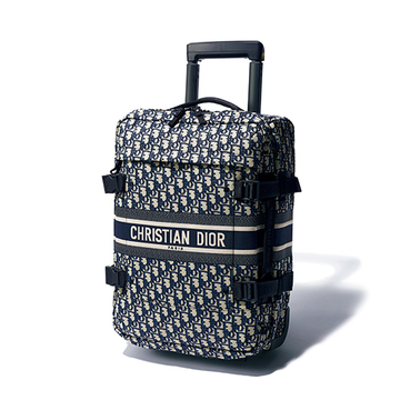 「ディオール」のキャリーケースは旅先で一目置かれる存在感