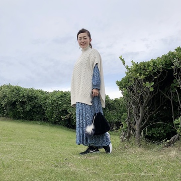 流行りの「ニットベスト」×「マキシワンピース」でご近所コーデ