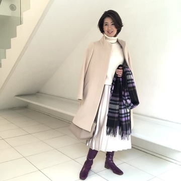 フェミニンな光沢プリーツで映画館へ