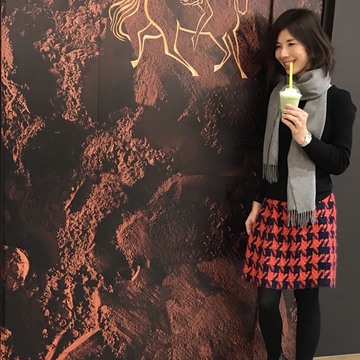 ブラックコーディネートの差し色は赤で