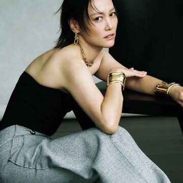 強さと優美さのバランスが完璧「ティファニー」の名品ボーンカフ【菊地凛子がつけこなす「サマージュエリー」】