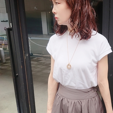 MUJIのフレンチスリーブT×ゴールドジュエリー