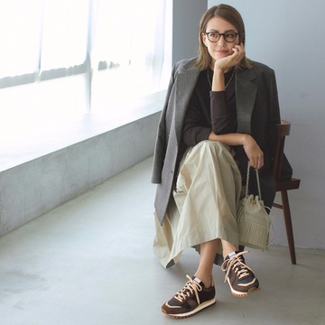 秋色スニーカーでジャケットスタイルにおしゃれな抜け感を加える。最高気温16℃｜11/10(金)【50代の毎日コーデ】