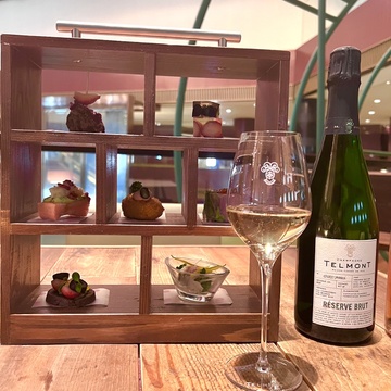 話題のシャンパン・バーの絶対頼んでほしい「ペアリングメニュー」をご紹介！【ウェブエクラ編集長オサニャイの「これ、いただくわ」#28】