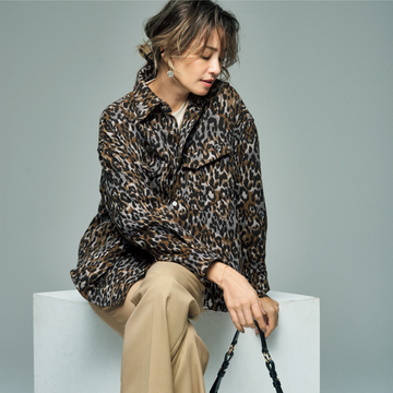 【50代のおしゃれ基本ルール】大人っぽいムードが漂うレオパード柄の厚手シャツ