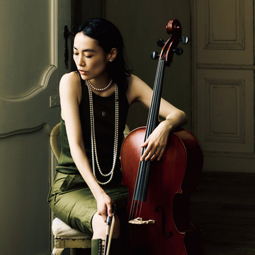 ミキモトのパールのネックレスを惜しみなく重ねて誇らしく自分らしく