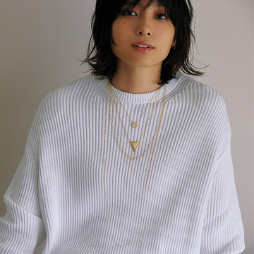 白のローゲージニット×華奢なゴールドでリッチ感を吹き込む