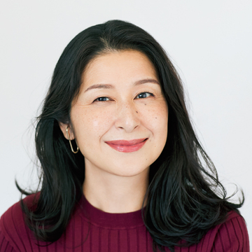 重軽ロングにシフト！秋らしいシックな服装に合うヘアスタイル【50代髪型・ヘアスタイル】