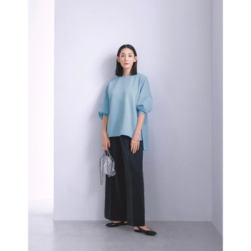 リラクシーな着心地を重視したい週末コーデも、ライトブルー×黒の洗練配色で知的さを醸す。最高気温20℃｜3/29(土)【50代の毎日コーデ】