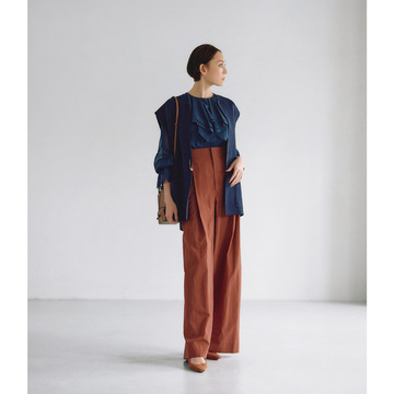 ネイビー×ブラウンのノーブルな配色でジレを上品に着こなす。気温20℃｜4/20(木)【50代の毎日コーデ】