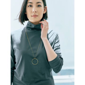 装いのモダンなアクセントに「MARIA BLACK」サークルチャームネックレス