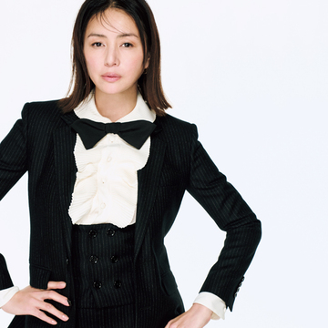 【井川遥の華リュクスな春コーデ】「セリーヌ」のハンサムスーツに大人のかわいらしさを品よく添えて