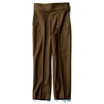 ＜大草直子さんの“時短パンツ”＞心地よい素材感と絶妙な色でシーン選ばずな一本