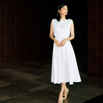 聡明な女性像を印象づけるホワイトワンピースで壇上に【NEOエグゼスタイル】