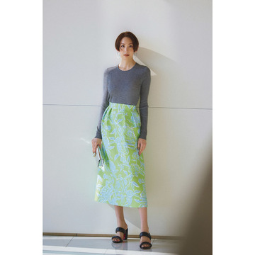 コンパクトトップスと主役級スカートのメリハリでスタイルアップ！最高気温23℃｜5/10(水)【50代の毎日コーデ】