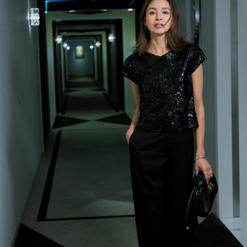 【センシュアルトップス×辛口パンツコーデ】スパンコールトップスを黒のドレープパンツでモダンに