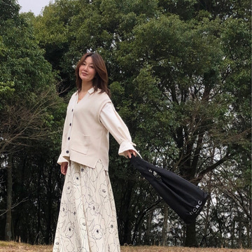 GUニットベストと甘くないスカートにN.O.R.CショッパーBAGを持ってワンマイルコーデ