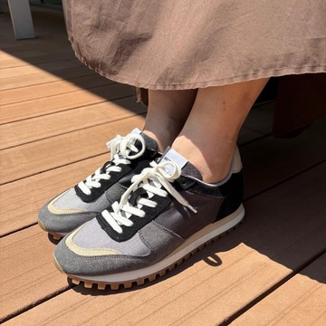 【エクラ編集部の愛用スニーカー】様々なスニーカーを経て今お気に入りのスニーカーは？着こなしに絶妙な鮮度をプラスしてくれるスニーカーはこれ！