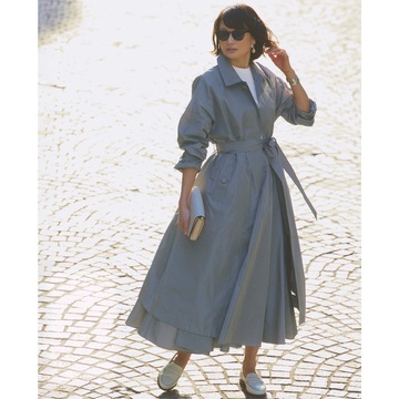 ロング丈のドレスコートにフレアスカートを合わせて、ダイナミックなシルエットを引き立てる。最低気温16℃｜4/20(日)【50代の毎日コーデ】