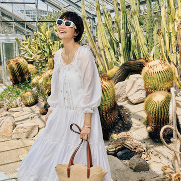 【富岡佳子×セリーヌ】涼やかなワンピースをバッグ&サンダルの小物使いでリゾート仕立てに