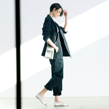 【白パンプスコーデ】リッチな白をさし込んで、セットアップを大人風味に