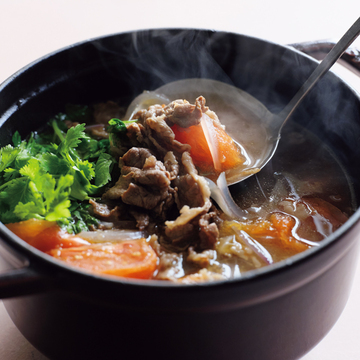 【真藤舞衣子絶品レシピ・冬のご自愛スープ3】腸内環境を整える「牛肉とパクチーのトマトナンプラースープ」&「ビーツと塩麴のポタージュ」