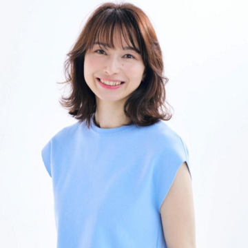 ぺたんこ髪をレイヤーとパーマでボリュームアップ！華やかミディアムヘア【40代・50代髪型】