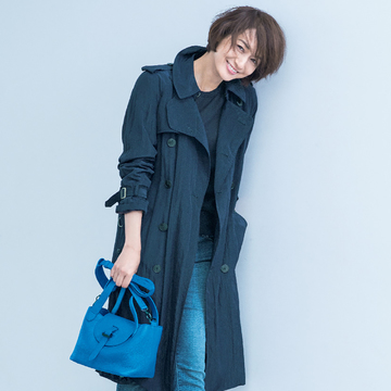 カジュアルスタイルを格上げ！ 富岡佳子が着る「海系ワントーン」　五選